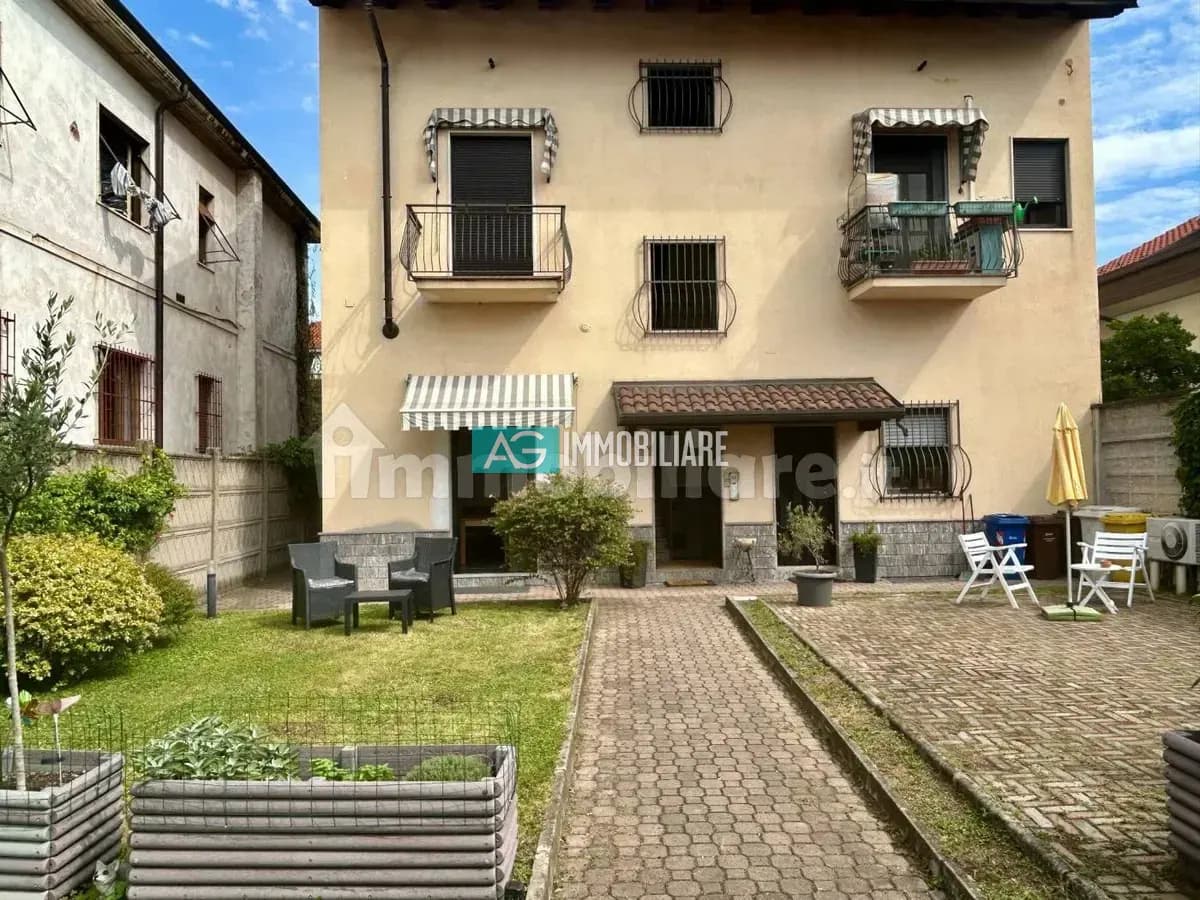 Bilocale Ristrutturato a Rho – Piano Terra con Area Esterna